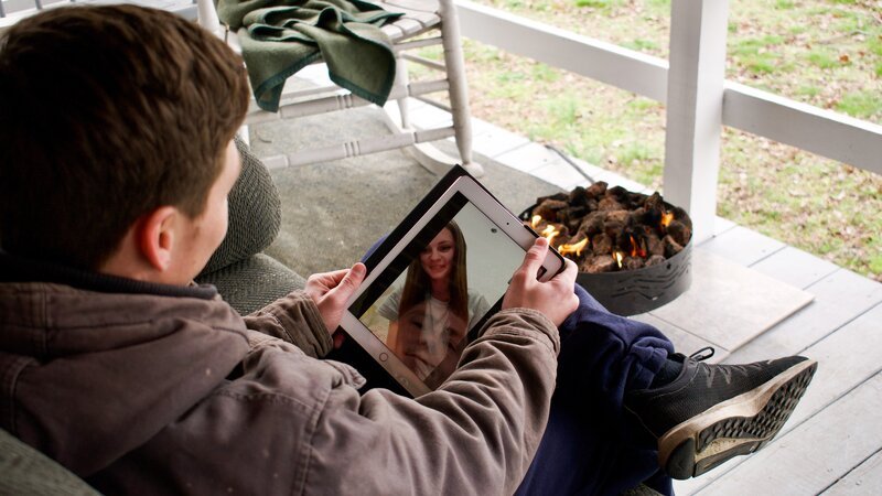 BRANDON on his porch video chatting with JULIA – Bild: TLC /​ Photobank 37148_ep801_005 /​ Discovery Communications, LLC