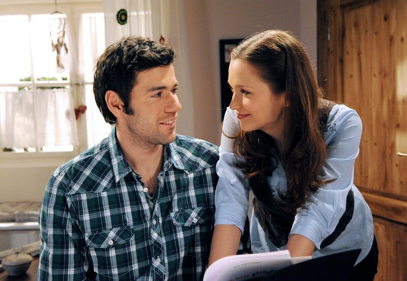 ARD STURM DER LIEBE FOLGE 1305, am Freitag (20.05.11) um 15:10 Uhr im ERSTEN. Jacob (Andreas Thiele, l.) ist gerührt, als er liest, dass Eva (Uta Kargel, r.) ihm ihr Buch gewidmet hat. – Bild: ARD/​Ann Paur