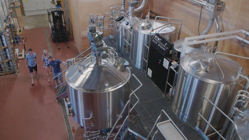 Ein frisch verheiratetes Paar hat genug vom Großstadtleben und möchte der 200.000 Einwohner Stadt Spokane im Bundesstaat Washington den Rücken kehren, um auf die San Juan Islands zu ziehen. Die junge Ehefrau hat dort eine Immobilie mit schönem Meerblick und reichlich Auslauf für ihre Hunde im Auge. Doch das Anwesen ist ziemlich renovierungsbedürftig, und ihr Gatte hat wenig handwerkliche Fähigkeiten. – Bild: HGTV