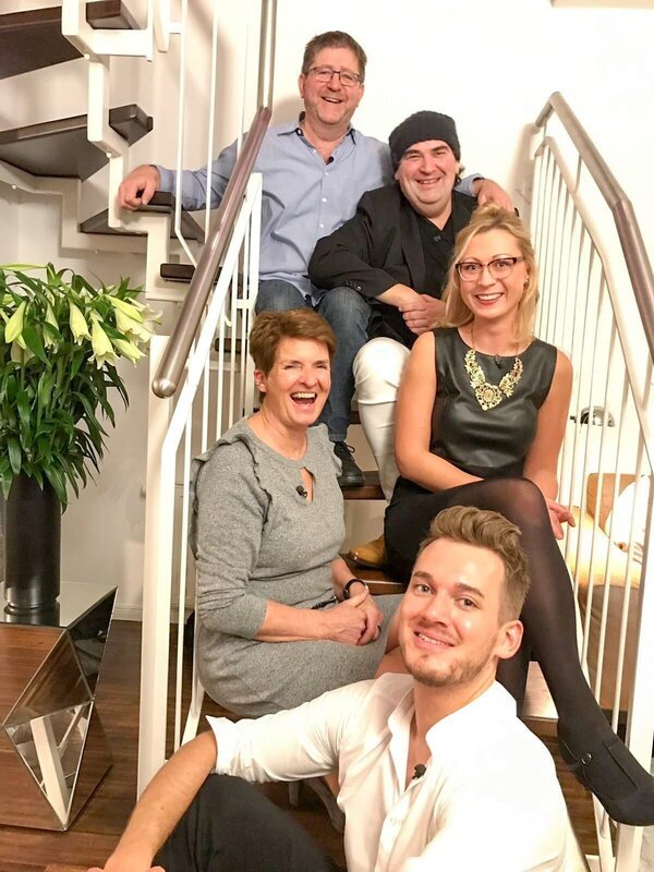 V.h.l.: Hüssi, Oliver und Svenja; V.v.l.: Inge und Gastgeber Anders – Bild: TVNOW /​ ITV Studios
