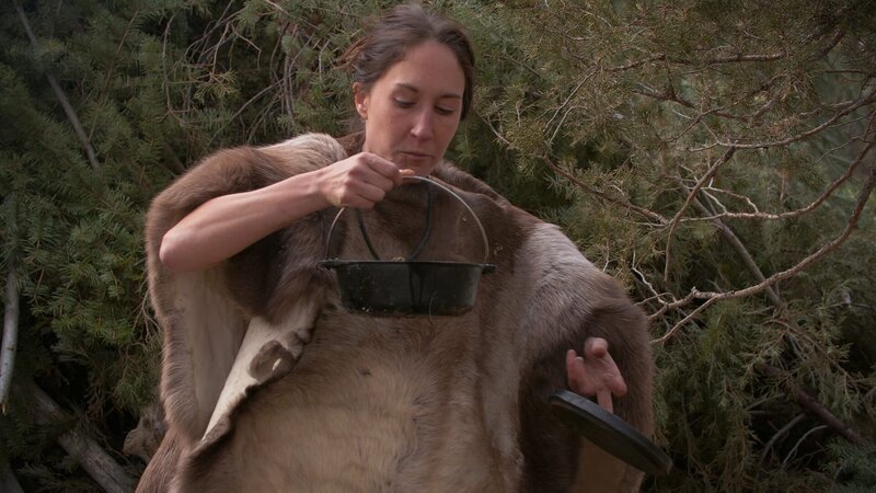 Sara hält den Topf. – Bild: Warner Bros. Discovery