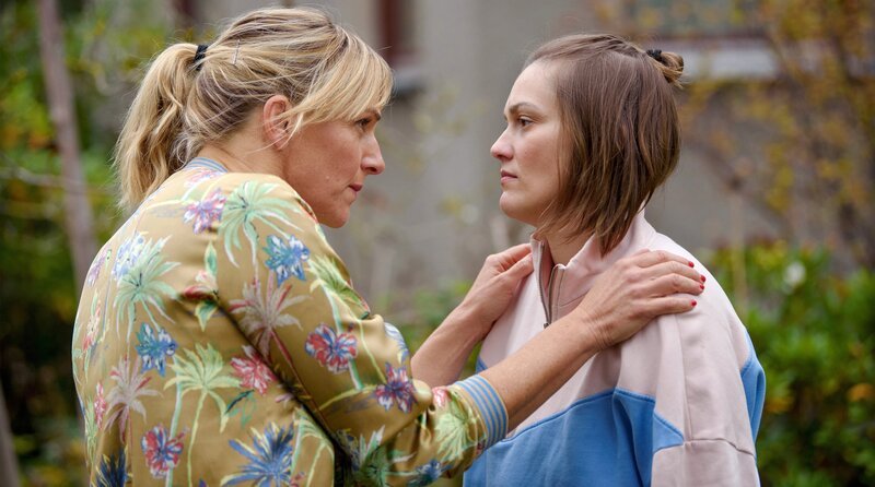 Nora Kaminski (Tanja Wedhorn, l.) fällt bei ihrer Patientin Julia Fechner (Lena Schmidtke, r.) etwas auf. – Bild: ARD Degeto Film/​Arnim Thomaß