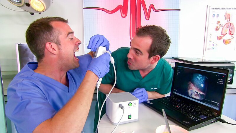 (v.li.): Xand van Tulleken (Dr. Xand), Chris van Tulleken (Dr. Chris). – Bild: ORF/​Serious Kids