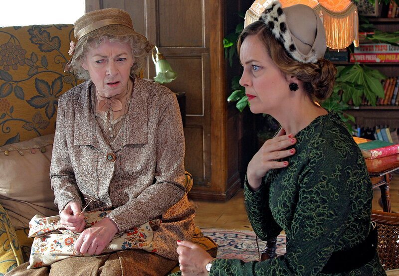 MDR Fernsehen MISS MARPLE: LAUTER REIZENDE ALTE DAMEN, „By The Pricking Of My Thumbs“, am Freitag (12.04.13) um 00:30 Uhr. Miss Marple (Geraldine McEwa, li) und Tuppence Beresford (Greta Scacchi) rätseln über den Tod von Tanta Ada. – Bild: NDR/​ITV plc (Granada Internation