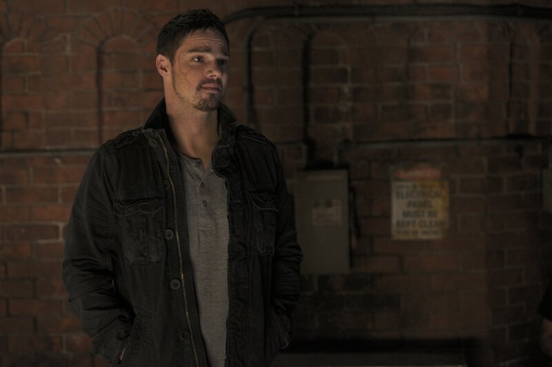 Als Vincents (Jay Ryan) Wunde bei einer Schießerei wieder anfängt zu bluten, verliert er das Bewusstsein und träumt davon, wie Cats Leben ausgesehen hätte, wenn er ihr nie begegnet wäre … – Bild: Sven Frenzel