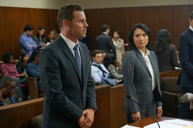 Lena McCallister (Sumalee Montano, r.) versucht alles, um Alex (Justin Chambers, l.) vor Gericht zu helfen, während Amelia und Owen eine Dinnerparty planen … – Bild: 2016 American Broadcasting Companies, Inc. All rights reserved. /​ Byron Cohen Lizenzbild frei