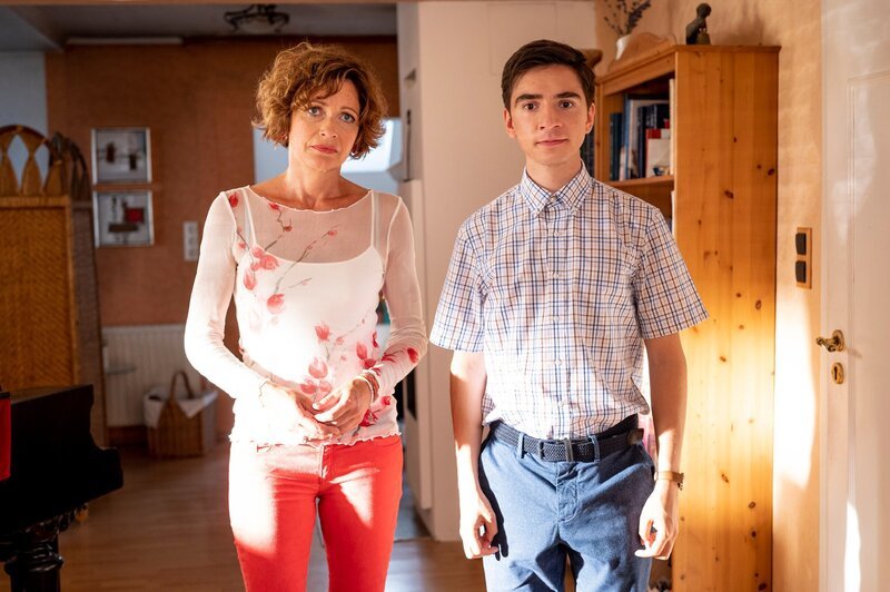 Eva Bohlmann (Madeleine Niesche), Toni (Ivo Kortlang). – Bild: TVNOW /​ Martin Rottenkolber