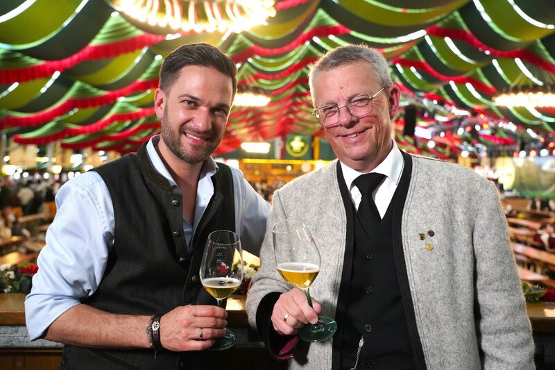 Heimatleuchten Moderator Richard Deutinger (links) und Bürgermeister von Zell am Ziller Robert Pramstrahler (rechts) im Festzelt – Bild: Lena Moik /​ ServusTV /​ Degn Film