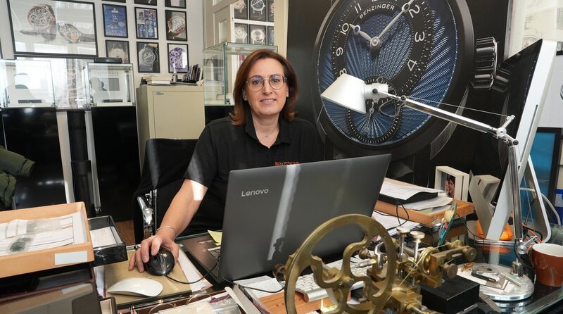 Steffi Benzinger in der Kommunikationszentrale der Pforzheimer Uhrenwerkstatt. – Bild: SWR
