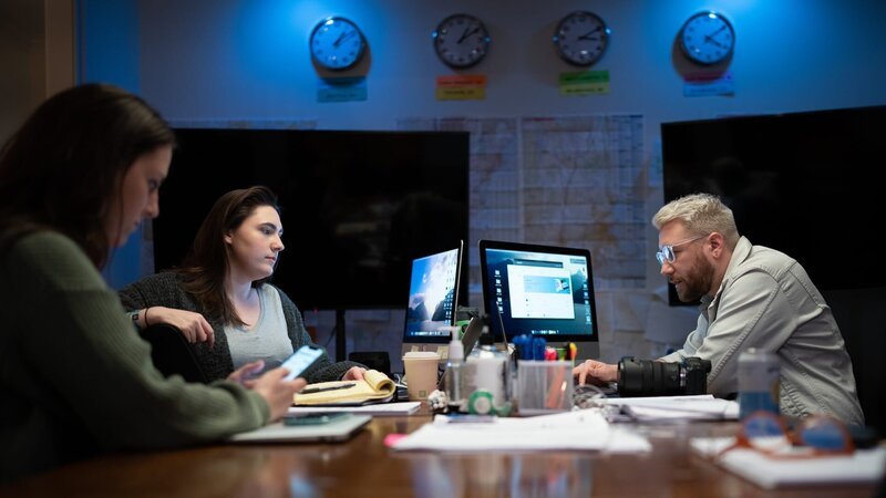 Wide shot war room table – Matt, Kelly, Avalon – Bild: Discovery Communications, LLC