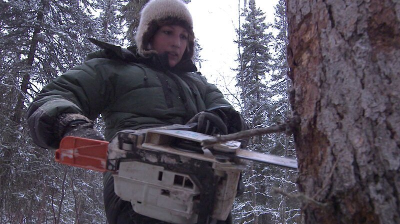 Jessi Morse macht sich allein auf den Weg, um Brennholz zu sammeln, während ihr Mann zu Hause bleibt und versucht, eine verlassene Schneemaschine zu reparieren. – Bild: Discovery Channel /​ Discovery Communications
