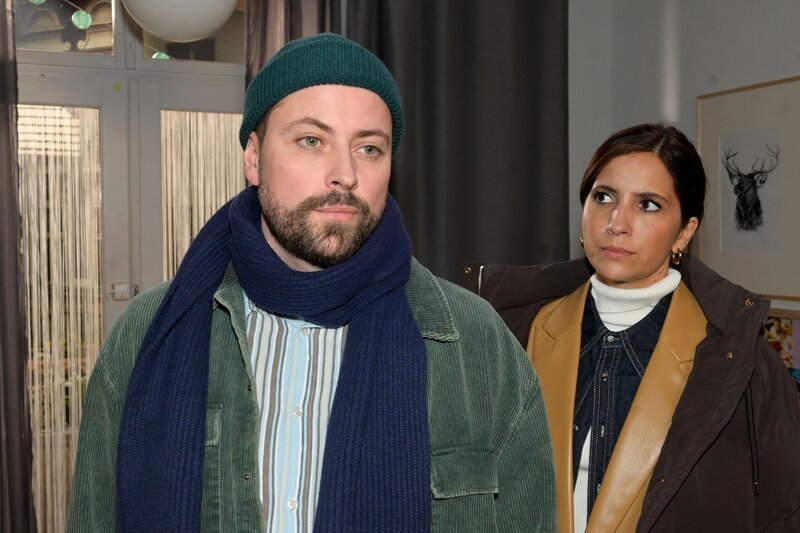 John (Felix von Jascheroff) zweifelt an Laura (Chryssanthi Kavazi). – Bild: RTL