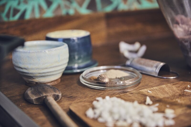 Zubereitung der Hauptspeise. – Bild: BR/​megaherz gmbh/​Philipp Thurmaier