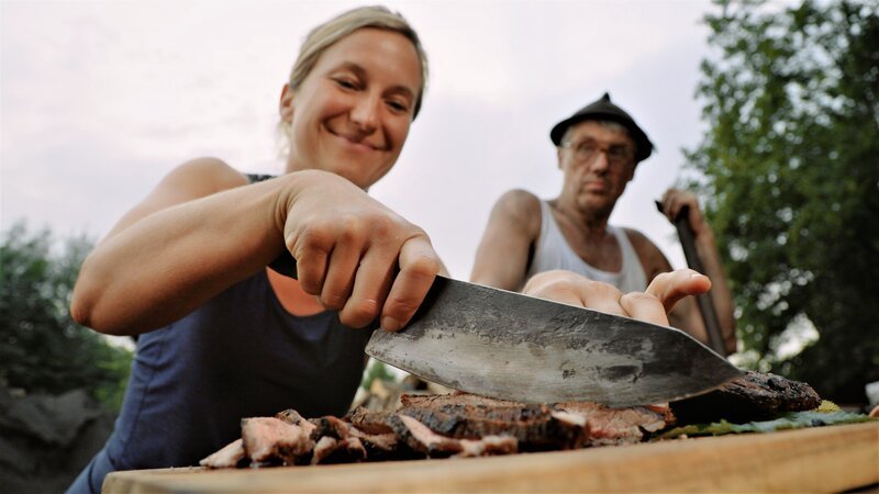 Jenny Gruber schneidet Flanksteak vom Rind auf – Bild: ServusTV /​ Claus Eckert /​ Thomas Beckmann