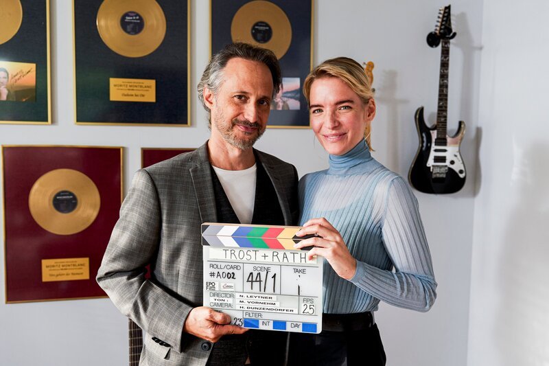 Michael Ostrowski und Bea Brocks – Bild: ServusTV /​ EPO-Film /​ Ricardo Gstrein