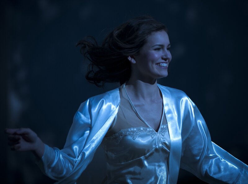 Mary (Sophie Imelmann) träumt von einer Versöhnung mit Phillip. – Bild: MDR/​Anke Neugebauer