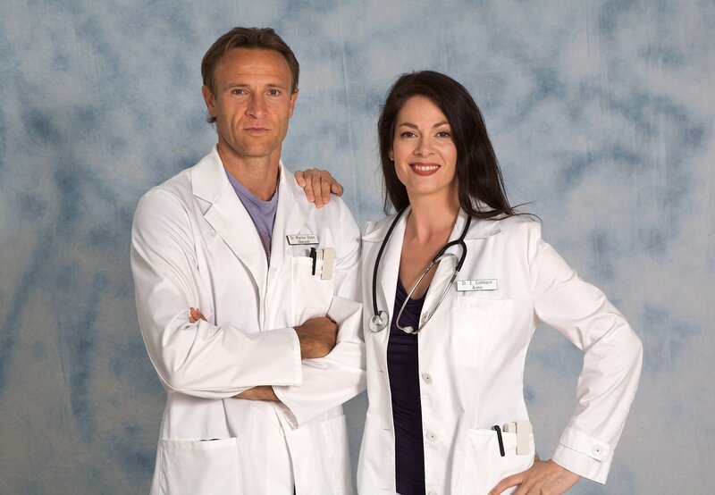 In aller Freundschaft Bernhard Bettermann  (Dr. Martin Stein) und Cheryl Shepard (Dr. Elena Eichhorn). – Bild: MDR/​ Rudolf K. Wernicke