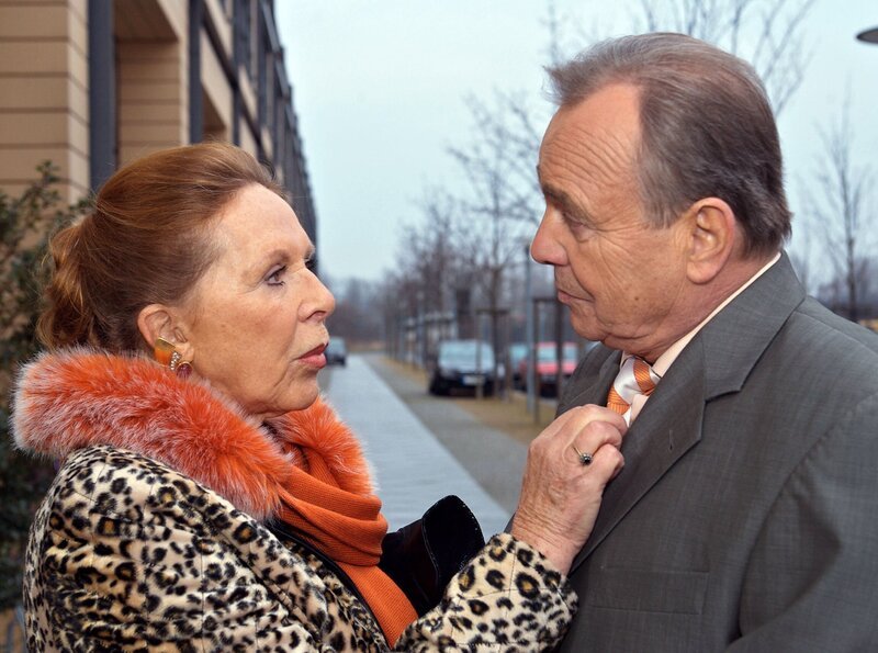 Rosi Sternburg (Ursula Heyer) erklärt Simoni (Dieter Bellmann), ihrer alte Liebe, dass er ihr ruhig hätte sagen können, dass Ingrid seine Lebensgefährtin ist. – Bild: MDR/​Krajewsky