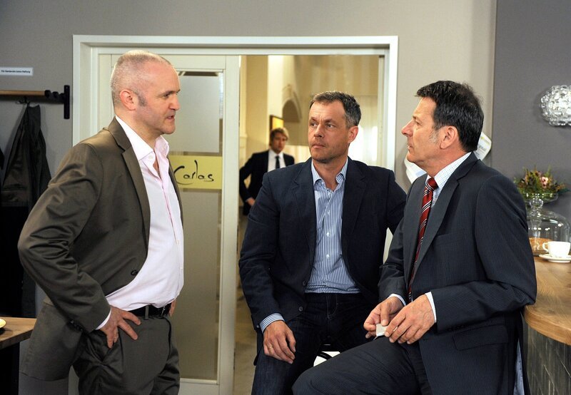 Mick (Tobias Rosen, h.) sieht alarmiert, dass Gunter (Hermann Toelcke, r. mit Joachim Kretzer, M.) mit Dudek (Rainer Haustein, l.) Geschäfte macht. – Bild: ARD/​Nicole Manthey
