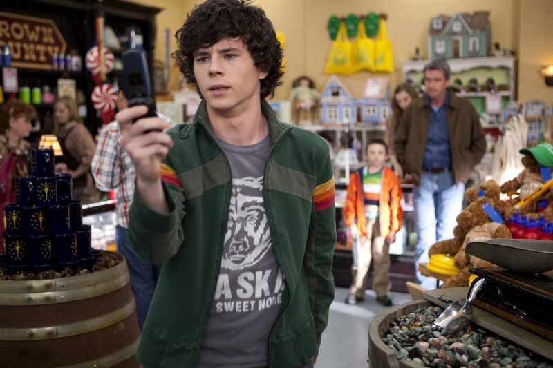 Während die Muttertagsfestlichkeiten für Frankie zugange sind, hat Axl (Charlie McDermott) nur ein Ziel: Er will endlich das Mädchen seiner Träume zur Abschlussfeier einladen. Doch dann schickt er die SMS an die falsche Nummer … – Bild: Warner Brothers Lizenzbild frei