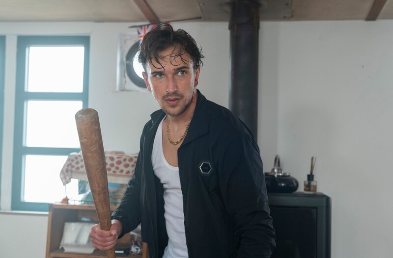 Zu allem und vor allem gewaltbereit: Oskar Röver (Kris Kwiat) geht mit einem Baseballschläger auf die jungen Frauen los. – Bild: ARD/​Thorsten Jander