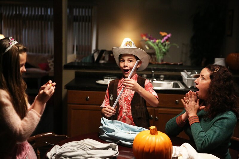 Tim O’Bryan (Connor McGee) is excited about his pixie stick. Deb O’Bryan (Gail Hafar) and Elizabeth O’Bryan (Kimberly Kashner) look on. – Bild: Callie Foster /​ Investigation Discovery /​ Discovery Communications