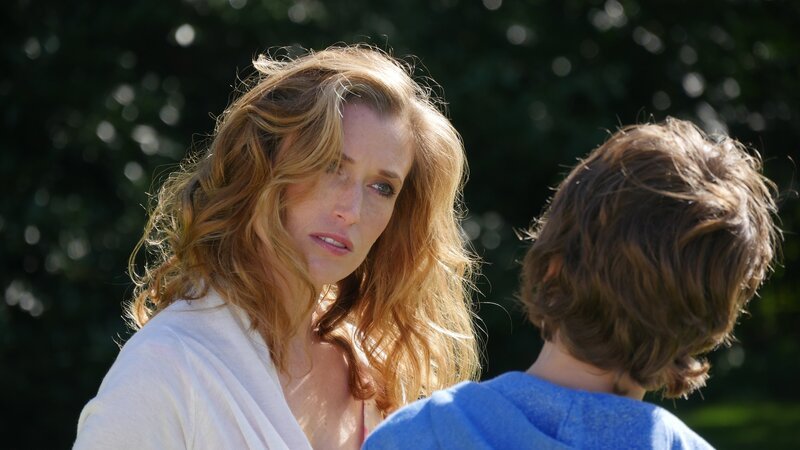 Mary Lynn and Edmonds Jr talking in the yard. – Bild: TLC