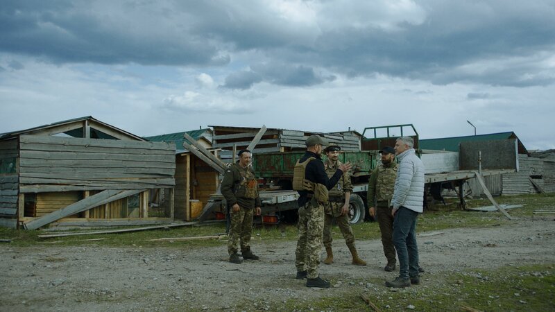 Ukrainische Soldaten mit dem Regisseur in Moschun. – Bild: Gingers Media