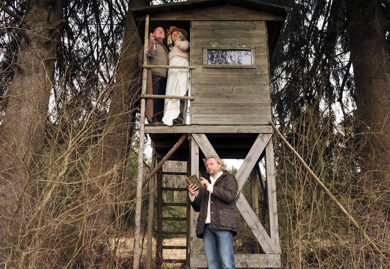 ARD STURM DER LIEBE FOLGE 1303, am Mittwoch um 15:10 Uhr im ERSTEN. Alfons (Sepp Schauer, l.) spielt den Romeo, André (Joachim Lätsch, r.) muss die Julia sein, und Michael (Erich Altenkopf, unten) spricht alle anderen Rollen. – Bild: ARD/​Ann Paur