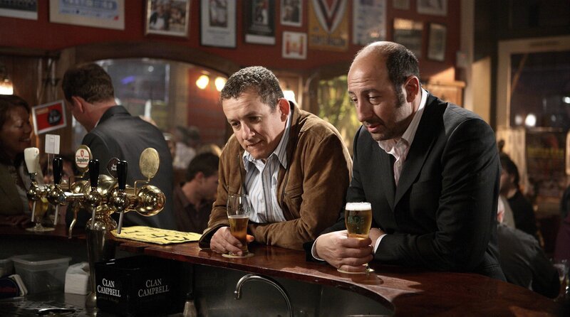 Philippe (Kad Merad, re.) und Antoine (Dany Boon) sprechen darüber, wie Antoine endlich Anabelle seine Liebe beweisen könnte. – Bild: rbb/​Hirsch-Pathe Renn Production/​TF1 Films Productions/​Les Productions du Ch’timi/​CRRAV Nord Pas de Calais