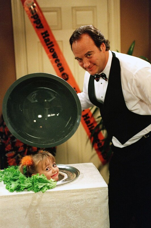 Töchterchen Gracie (Billi Bruno) sorgt immer wieder für Riesenstimmung bei Vater Jim (James Belushi). – Bild: Nitro