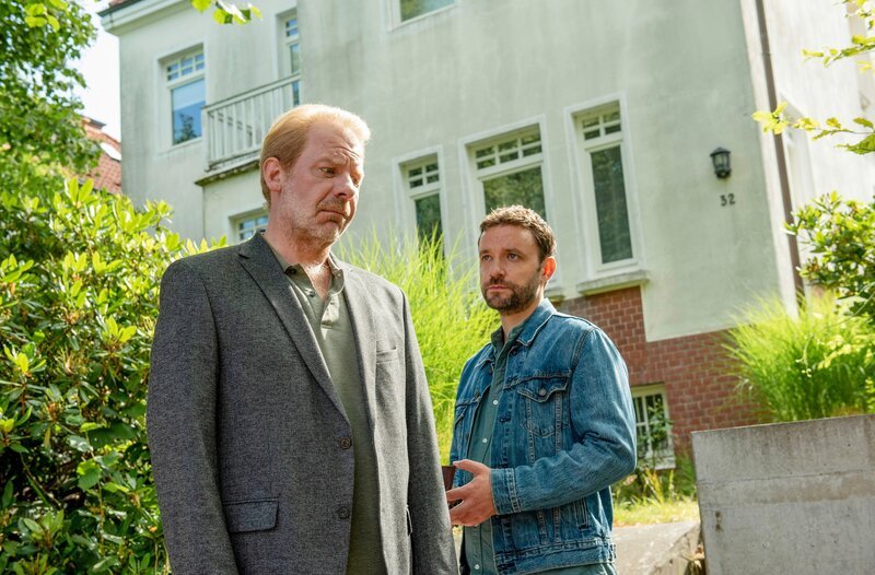 Anton Zapalla (Patrick Joswig, l.; mit Jonas Minthe, r.), Chef einer Pflegeagentur, ist bestürzt über den plötzlichen Tod der Pflegerin Sylwia Kowalska. – Bild: ORF/​ONE GATE/​ARD/​Thorsten Jander