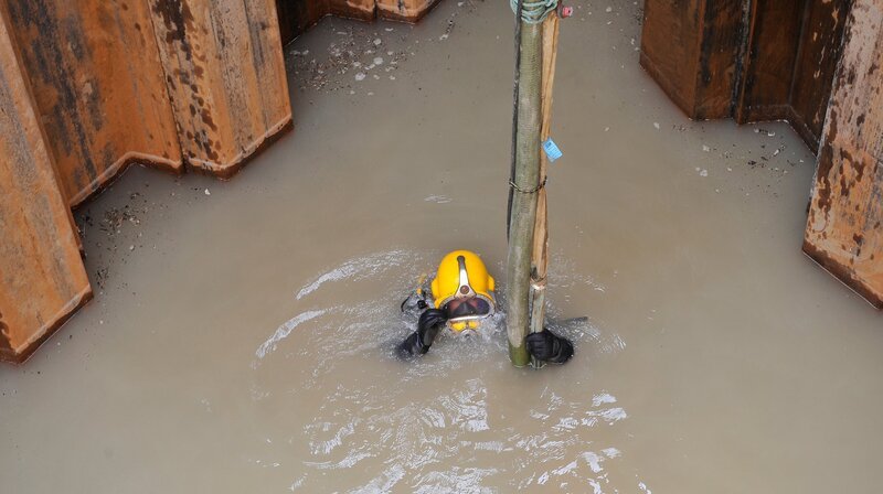 WDR Fernsehen UNSER WESTEN, UNSERE UNGEWÃ – HNLICHEN BERUFE, am Freitag (22.01.21) um 21:00 Uhr. BÃ¼rokaufmann, KraftfahrzeugmechanikerIn oder Industriekauffrau, das sind die beliebtesten Ausbildungsberufe in NRW. Auf unserer Reise durch Unseren Westen lernen wir Menschen kennen, die etwas ungewÃ¶hnlicheren Berufen nachgehen. Wie zum Beispiel HÃ¶henretter â€¦Industrietaucher – (Archivfoto, Taucher schwimmt in der Baustelle eines Abwasserkanals in Koeln, 25.05.10). Â© WDR/​dpa/​Rainer Jensen, honorarfrei – Verwendung gemÃ¤ÃŸ der AGB im engen inhaltlichen, redaktionellen Zusammenhang mit genannter WDR-Sendung bei Nennung „Bild: WDR/​dpa/​Rainer Jensen“ (S3). WDR Kommunikation/​Redaktion Bild, KÃ¶ln, Tel: 0221/​220 -7132 oder -7133, Fax: -777132, bildredaktion@wdr.de – Bild: WDR/​dpa/​Rainer Jensen