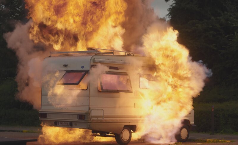 Die Polizeiaktion gegen die beiden als Auftragskiller angeheuerten Biker endet mit einer großen Explosion. – Bild: ZDF und Dries De Clercq