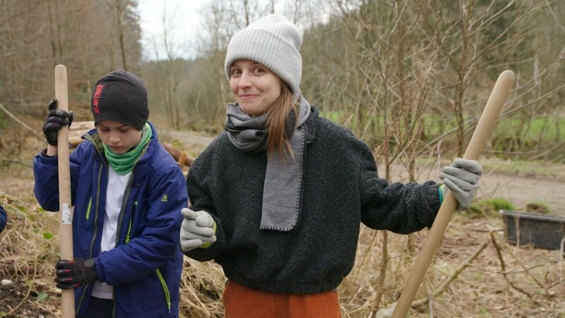 Marina hilft einer Schüler AG Löcher für Gelbbauchunken zu graben. – Bild: BR/​megaherz GmbH/​Amelie Cran