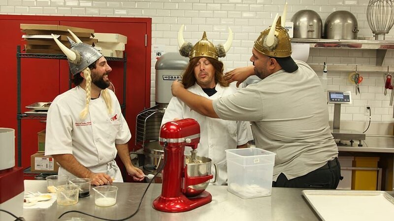 Joey, Chad and Frankie try on Viking helmets. – Bild: International Networks /​ Discovery Communications