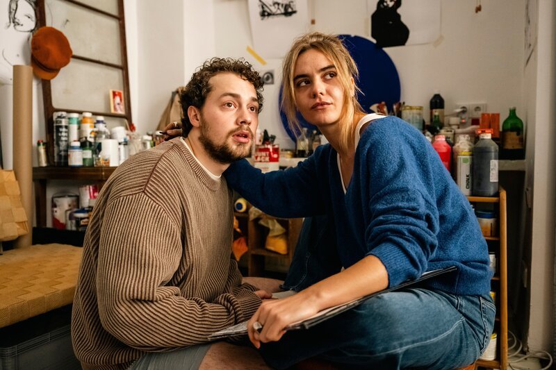 Bevor Jan Meyers (Anselm Ferdinand Bresgott, l.) ermordet wurde, lebte er mit seiner Freundin Lara Meimberg (Eli Riccardi, r.) zusammen. Musste der junge Musiker sterben, weil ihnen nicht jeder die Beziehung gönnte? – Bild: Martin Rottenkolber /​ ZDF