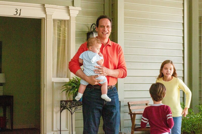 (v.li.): Diedrich Bader (Greg Otto), Lucas Broitman (junger Oliver), Violet Hicks (junge Taylor). – Bild: ORF/​Disney/​ABC