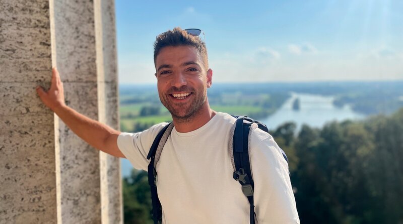 Als Wasserstraße und Lebensraum hat die Donau seit jeher eine bedeutende Rolle. Heute fließt sie durch 10 europäische Anrainerstaaten. – Reporter Ramon Babazadeh – Bild: SWR /​ Bavaria Entertainment /​ Sarina Zilligers