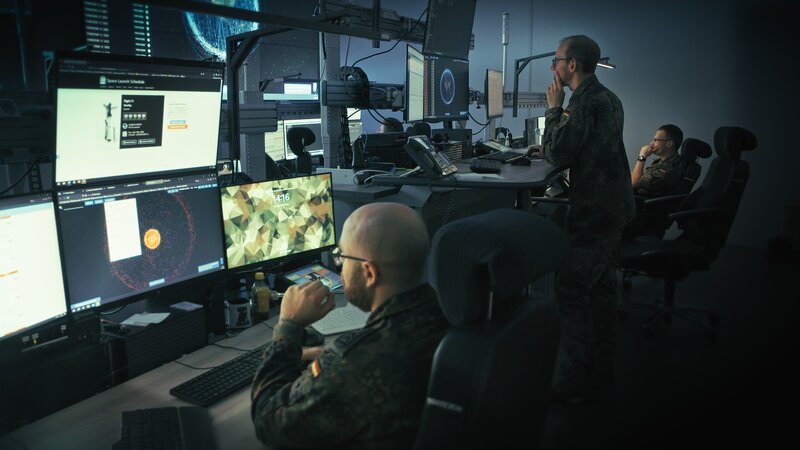 In der Einsatzzentrale des Weltraumkommandos der Bundeswehr in Uedem, NRW, sind die Soldaten Tag und Nacht im Einsatz. – Bild: ZDF und Jürgen Heck /​CSTV