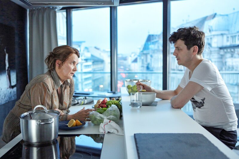 Patricia Hirschbichler (Mutter), Manuel Rubey (Gruber). – Bild: ORF