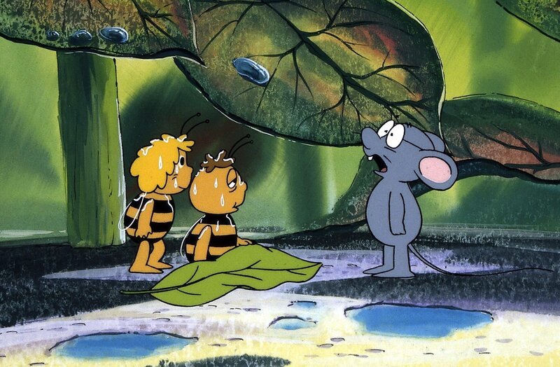 Alexander erklärt Maja und Willi, die auch unter der tropischen Hitze leiden, woher das elektrische Licht im Treibhaus kommt. – Bild: ZDF/​Apollo-Wien