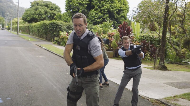 Bei der Verfolgungsjagd auf den Brandstifter entgeht dieser dem Hawaii Five-0 Team (Scott Caan, l. u. Alex O’Loughlin, r.) nur knapp. Doch der Fluchtwagen hat einen GPS-Tracking-Sensor … – Bild: CBS Broadcasting Inc.