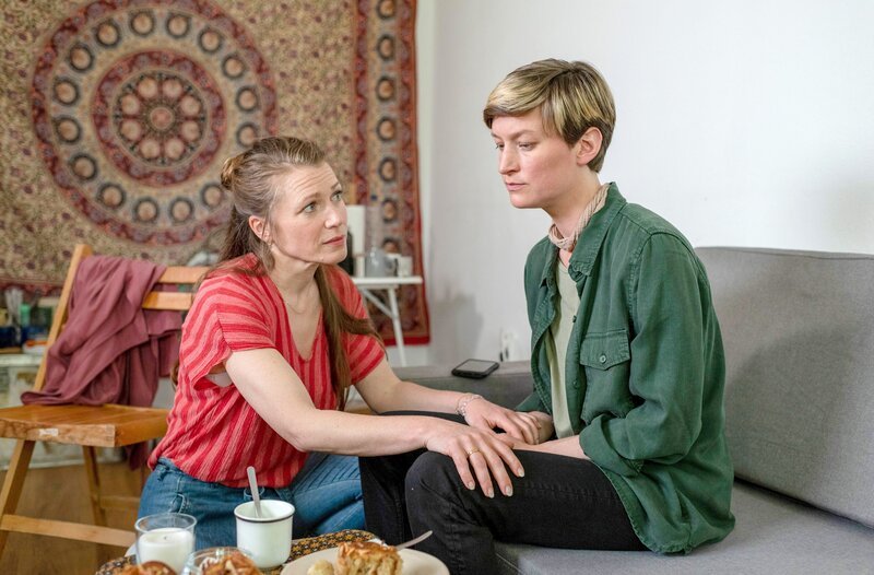Miriam Eich (Rebecca Rudolph, l.) steht ihrer Schwester Uta Linden (Lina Hoppe, r.) bei. Die traumatisierte Soldatin will nach ihrer Krankschreibung wieder arbeiten, doch der Weg dahin ist schwer. – Bild: ORF/​ONE GATE/​ARD/​Thorsten Jander