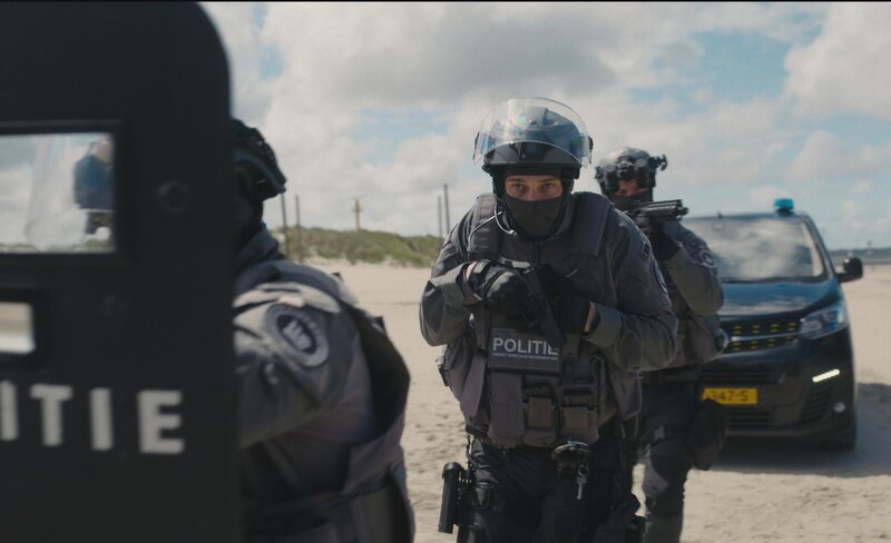 Die Polizei (Komparsen) will in Hoek van Holland den Kriminellen mit dem Decknamen „Lennon“ festnehmen. – Bild: ZDF und Dries De Clercq