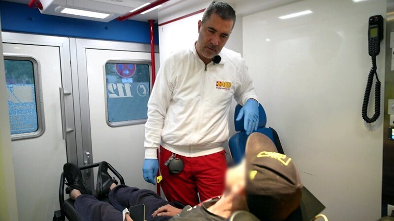 Notfallsanitäter Chris Grüne wird zu einem Mann mit epileptischen Anfall gerufen, bei dem auch Drogen im Spiel waren. – Bild: RTLZWEI