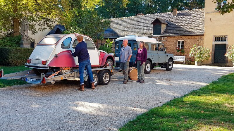 Kea (r) und Fritz Kern (m) haben Oli P. (l) ihre alte Ente mitgebracht. Ob sie noch zu retten ist? – Bild: WDR/​Encanto Film- und Fernsehproduktions GmbH