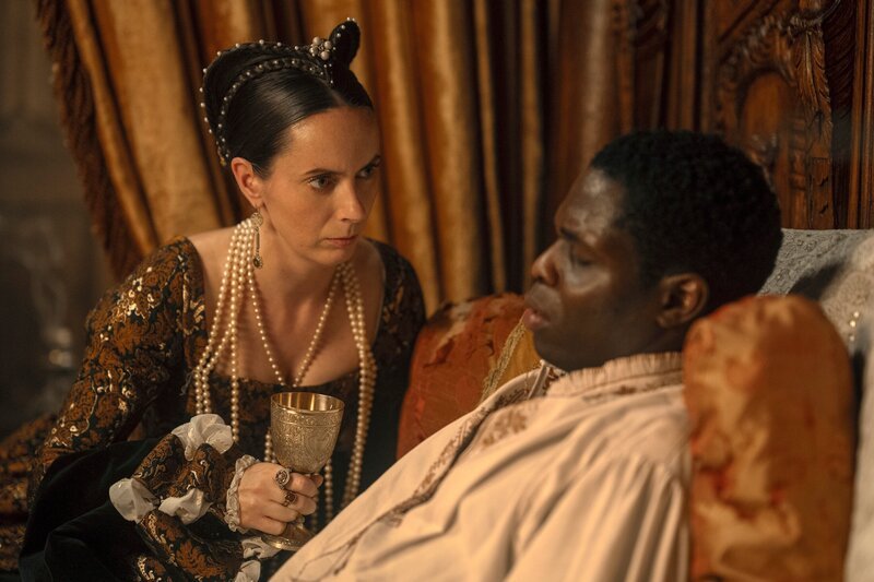 Kate O’Flynn als Princess Mary, Jordan Peters als King Edward – Bild: Jonathan Prime /​ Prime Video /​ MLJN_S1_UT_102_220909_PRIJON_002 /​ Amazon Content Services LLC