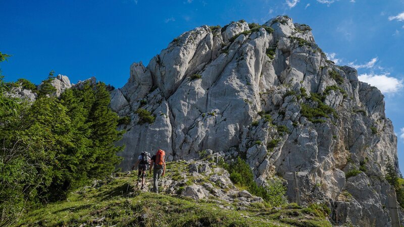 Christina Wechsel (Heilpraktikerin und Autorin) bei der Besteigung der Kampenwand in Bayern. – Bild: ServusTV/​TwoNiksFilm/​Nikolaus Strecha