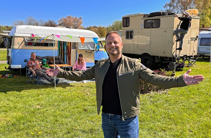 Friso Richter trifft Camper, die mit ihren außergewöhnlichen Fahrzeugen an besonderen Plätzen halt machen. – Bild: HR/​Lukas Lowack